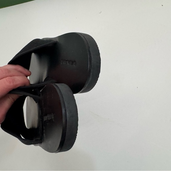 NEW Everlane Black Reknit Day Crossover Sandal in Size 7.5 - Picture 5 of 6